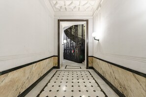 Hallway - JOIVY Elegant flat near Spianata Castelletto (Genoa)
