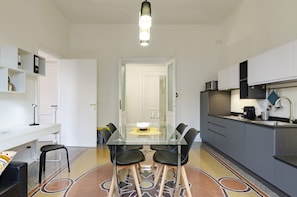 Appartement, 1 lit double et 1 canapé-lit, vue sur la ville | Cuisine privée | Réfrigérateur, four à micro-ondes, surface de cuisson, lave-vaisselle