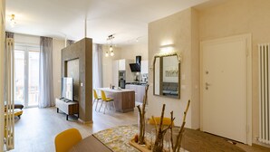 A modern apartment with a dining area, kitchen, and living space. - JOIVY Chic Chiavari Apt With 2 Spacious Terraces (Chiavari)