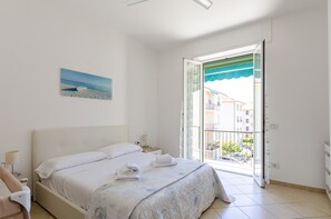 3 bedrooms, desk, free WiFi - JOIVY Apt For 6, Near Centre, Beach And Train Station (Sestri Levante)