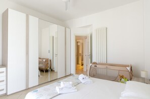 3 bedrooms, desk, free WiFi - JOIVY Apt For 6, Near Centre, Beach And Train Station (Sestri Levante)