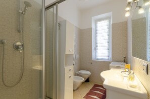 Departamento | Baño | Regadera y toallas