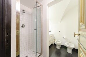 Appartement, 1 lit double et 1 canapé-lit | Salle de bain | Douche, articles de toilette gratuits, sèche-cheveux, bidet