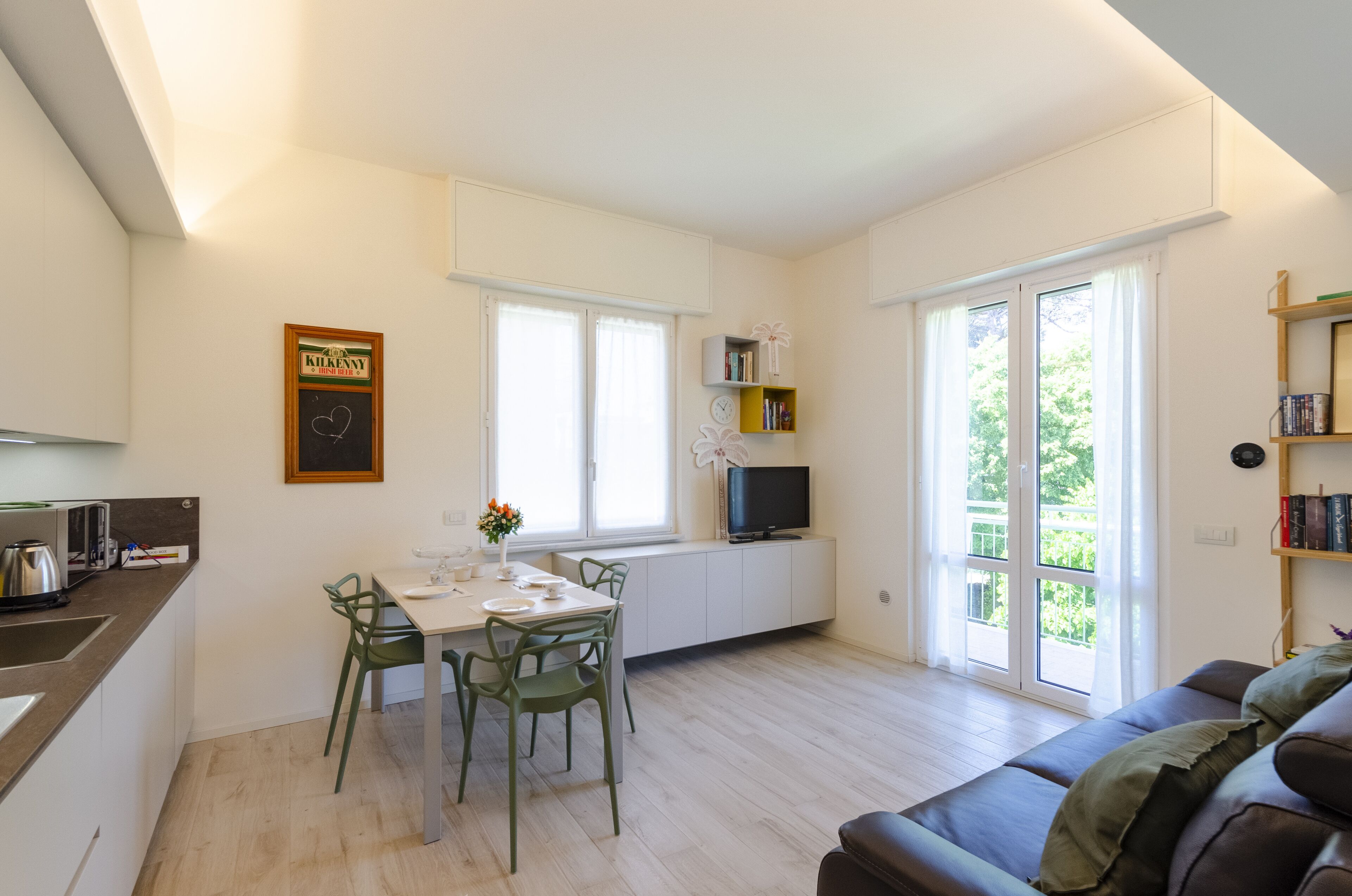 Een modern appartement met een eethoek, keuken en woonruimte.