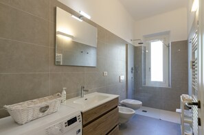 Apartment | Bathroom | Towels - JOIVY Bright Apt For 5, Near Beach, In Camogli (Camogli)