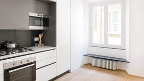 Private kitchen - JOIVY Bright Apt Near The Train And Bus Station (Genoa)