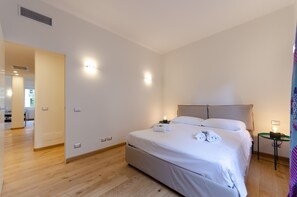 Apartment, 3 Bedrooms | 3 bedrooms, desk, free WiFi, bed sheets