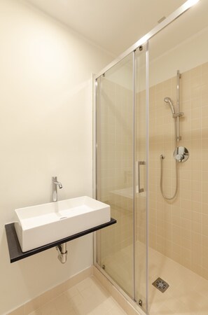 Apartment, 3 Schlafzimmer | Badezimmer | Dusche, Handtücher