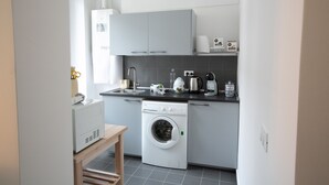 Private kitchen - JOIVY Spacious Flat For 7, Near Train Station In Genova (Genoa)
