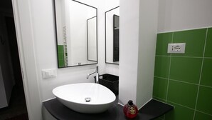 Towels - JOIVY Spacious Flat For 7, Near Train Station In Genova (Genoa)