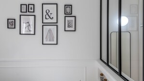 Eine Wand mit mehreren gerahmten Bildern, darunter ein Fahrrad und architektonische Zeichnungen.