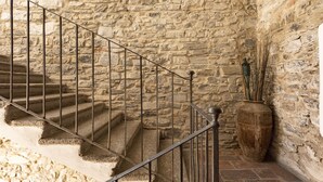 A staircase with stone walls and a metal railing. - JOIVY Charming Flat Next to Duomo di Como (Como)