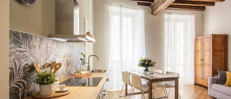 Departamento | Cocina privada | Refrigerador, microondas, horno y parrilla de estufa