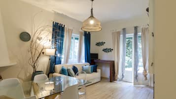 Apartment | Living area | Flat-screen TV