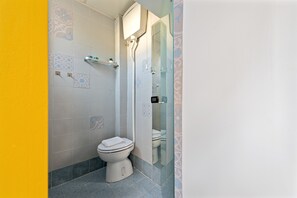 A bathroom with a toilet, a shower, and a sink. - JOIVY Bright And Cozy Studio For 2 In Porta Genova (Milan)