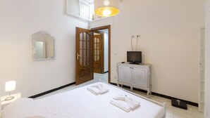 2 bedrooms, free WiFi, bed sheets - JOIVY Charming Apt For 4 In Historical Centre Of Genoa (Genoa)