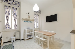 Living area - JOIVY Charming Apt For 4 In Historical Centre Of Genoa (Genoa)