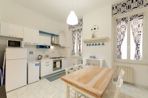Private kitchen - JOIVY Charming Apt For 4 In Historical Centre Of Genoa (Genoa)