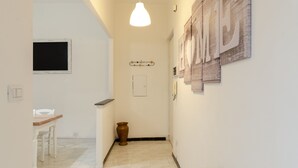 Interior entrance - JOIVY Charming Apt For 4 In Historical Centre Of Genoa (Genoa)