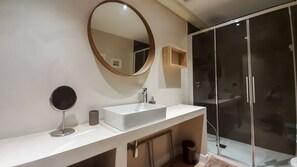 Een douche, handdoeken