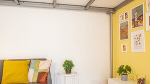 Leilighet | Oppholdsområde | En 32-tommers Flatskjerm-TV med kabel-kanaler samt TV