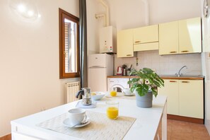 Apartment | Essbereich im Zimmer