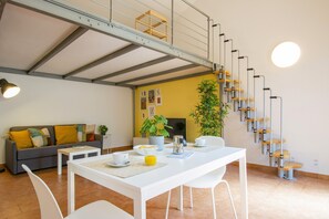 Apartment | Essbereich im Zimmer