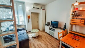 Living area - JOIVY Lovely 1 Br Flat W/Easy Access To Centre (Milan)
