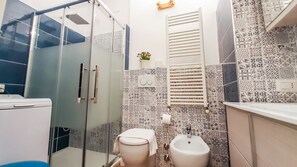 Apartment | Badezimmer | Dusche, Handtücher