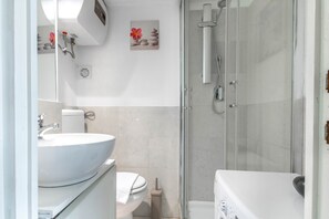Appartement | Salle de bain | Douche, serviettes fournies