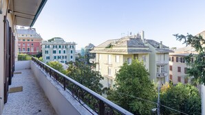 A balcony with a view of colorful buildings and trees. - JOIVY Apt For 7 Perfect For Families Close To Beaches (Genoa)