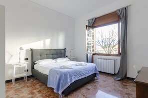 Departamento, 3 habitaciones, balcón, vista a la ciudad | 3 habitaciones, escritorio y espacio para trabajar con laptop 