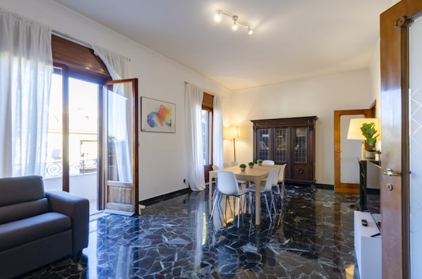 Departamento, 3 habitaciones, balcón, vista a la ciudad | Área de sala de estar | Televisión de pantalla plana de 32 pulgadas con canales por cable 