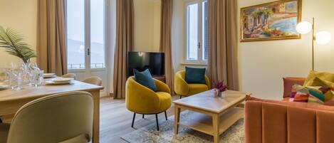 Apartemen, 2 kamar tidur, teras | Area keluarga | Televisi layar datar 32-inci dengan saluran TV kabel dan TV