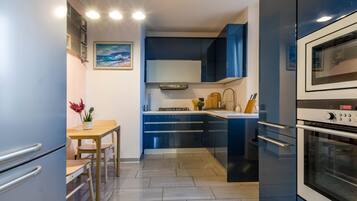 Apartemen Eksekutif, 2 kamar tidur | Dapur pribadi | Lemari es kecil, microwave, oven, dan kompor