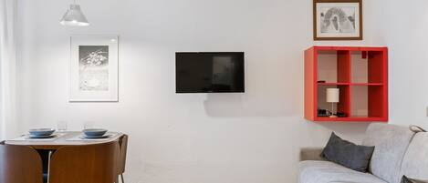 Een 24-inch flatscreentelevisie met kabelzenders