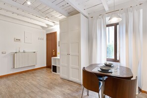 24-Zoll-Flachbildfernseher mit Kabelempfang