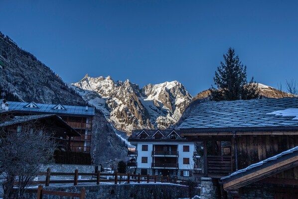 Front of property - JOIVY Family Apartment, near Ski Lifts, In Courmayeur (Courmayeur)