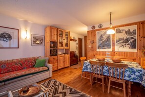 Dining - JOIVY Family Apartment, near Ski Lifts, In Courmayeur (Courmayeur)