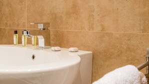 A bathroom with a large white sink, a mirror, and a towel rack. - JOIVY Bright Studio For 2 Close To Milano Centrale (Milan)