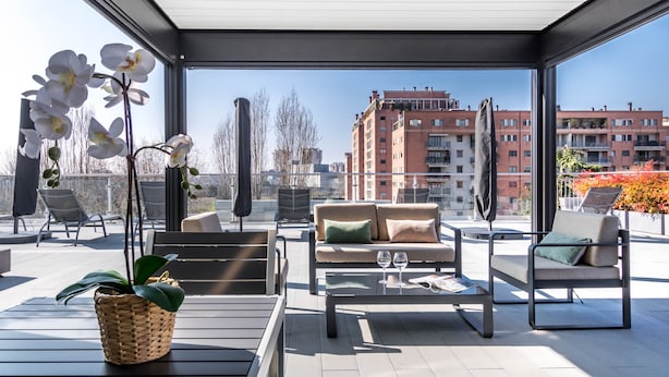 A modern outdoor seating area with a sofa, chairs, and a coffee table. - JOIVY San Cristoforo - Terrace, Gym & SPA (Milan)