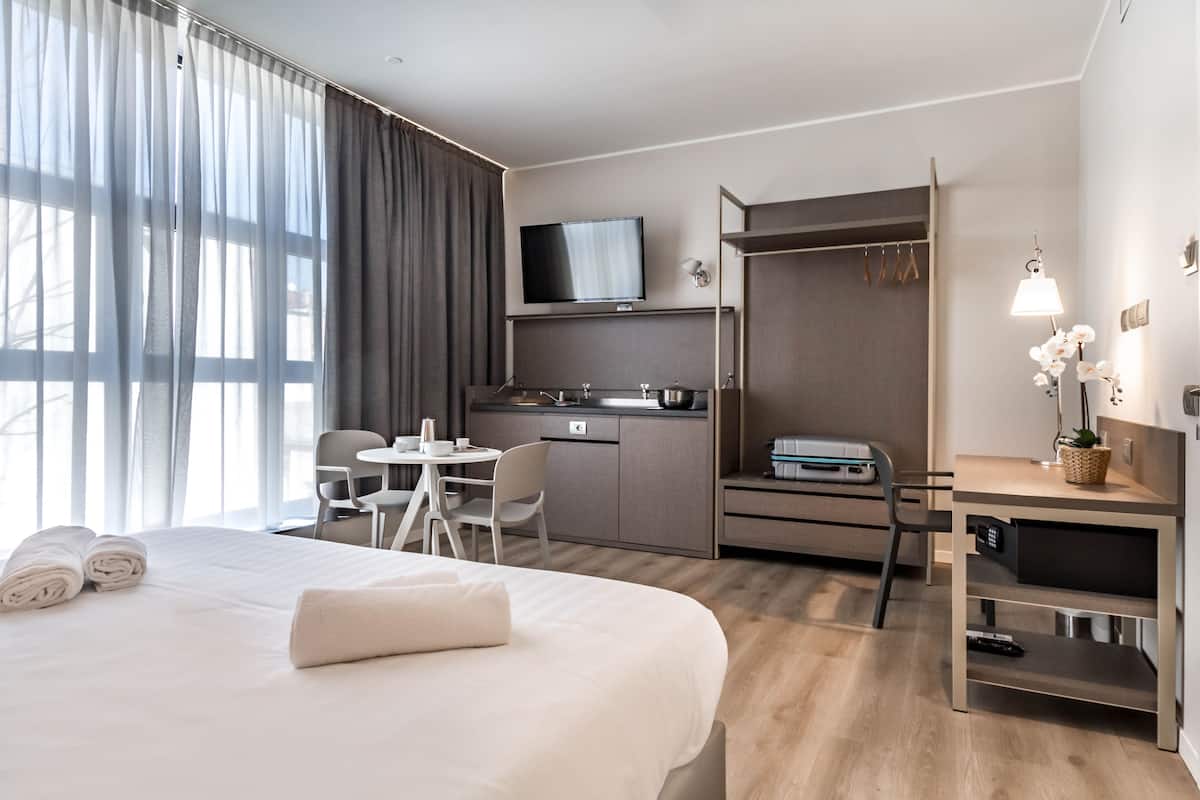 Suite monolocale Deluxe | 1 camera, una scrivania, postazione laptop, ferro/asse da stiro