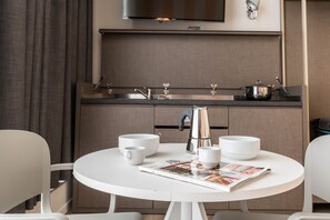 Suíte estúdio luxo | Opções para refeição no quarto