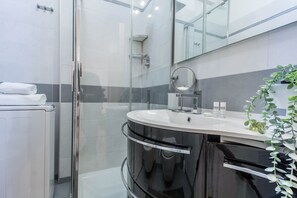 Apartment | Badezimmer | Dusche, Handtücher