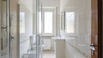 Apartment | Bathroom | Shower, towels