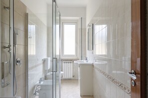 Departamento | Baño | Regadera y toallas 