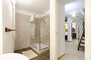 Shower, soap, shampoo, toilet paper - JOIVY Stylish Open-Plan Flat In Historic Centre (Genoa)