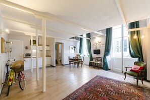 Living area - JOIVY Superb Flat Near Ch. Columbus' House (Genoa)