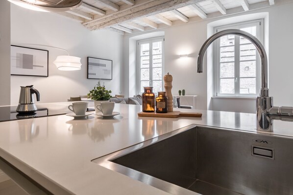Apartment | Private kitchen | Stovetop - JOIVY Fulcorina Spiga Modern flat next to the Duomo (Milan)