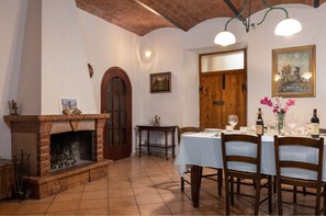 Living area - JOIVY Enchanting Flat W/Patio In Abbadia A Isola (Monteriggioni)
